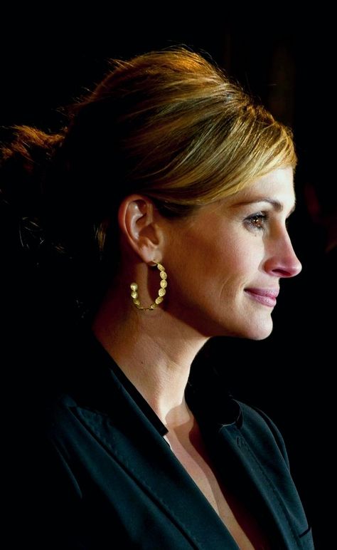 Lovely Profile Julia Roberts Short Hair, Julie Roberts, Robert Ri'chard, Erin Brockovich, Eric Roberts, She's A Lady, Glenn Close, Short Hairdos, Richard Gere