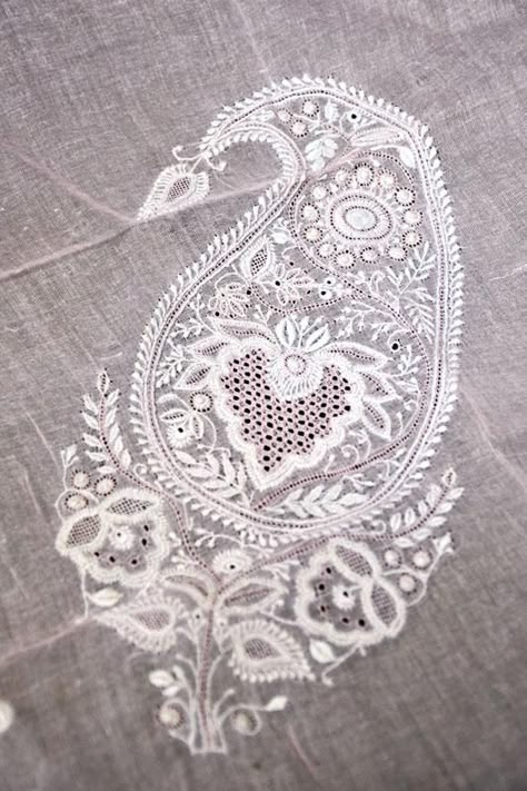 Chikankari embroidery Embroidery Clothing, Paisley Embroidery, Chikankari Embroidery, Kantha Embroidery, Border Embroidery Designs, Couture Embroidery, Needlework Embroidery, Embroidery Motifs, Handwork Embroidery Design