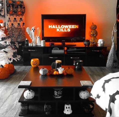 Everyday Halloween Decor, Horror Living Room Ideas, Halloween Entertainment Center Decor, Halloween Decorations Indoor Living Room, Spooky Interior, Halloween Home Decor Indoor, Halloween Apartment, Living Room Halloween, Fall Apartment Decor