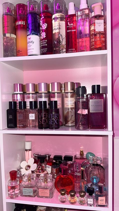 Perfume Collection Display, Profumo Victoria Secret, Makeup Beauty Room, Makeup Collection Goals, Perfume Display, Perfume Organization, Soft Pink Theme, Fragrances Perfume Woman, Collection Display