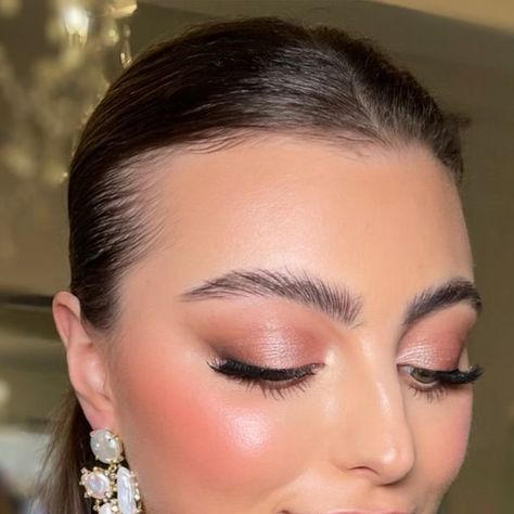 Boe Wright on Instagram: "ROSE GOLD// Tones of warm pinks bring a subtle prettiness to a bronzed completion.  One of my favourite pink tones to include in bridal makeup.  Here hannah is wearing  @tomfordbeauty “golden peach” another alternative is the @charlottetilbury “eyes to mesmerise” in rose gold.   @hannahatkinson_x @botiasaccessories  @charlottetilbury @tomfordbeauty @ardellbeauty @nichebrowco @yslbeauty @diorbeauty @hourglasscosmetics @maccosmeticsuk @kikomilano @spacenk @sephorauk @harrodsbeauty #weddingmakeup #bridal #bridalmakeup #glowmakeup #bronzemakeup #bridetobe" Bridal Make Up Cool Tones, Rosy Bronze Makeup, Rose Gold Makeup Looks Wedding, Bridesmaid Makeup Pink Eyeshadow, Rosy Natural Wedding Makeup, Bronze Pink Makeup, Bridal Makeup Peach Tones, Blush Wedding Makeup Brown Eyes, Wedding Guest Makeup Gold