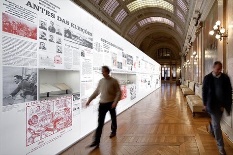 Newspaper Exhibition, Exhibition Entrance, Museum Entrance, Graphic Design Exhibition, History Exhibition, Exhibition Theme, Interior Branding, Portuguese Design, Newspaper Layout