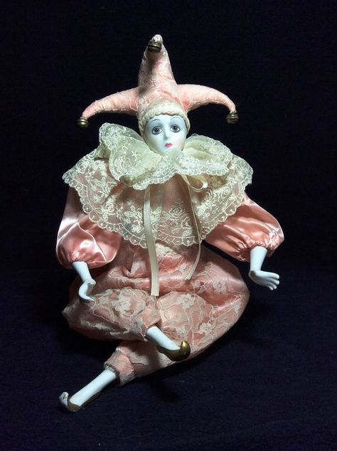 Pierrot Clown, Vintage Porcelain Dolls, Doll Plushies, Send In The Clowns, Cute Clown, Vintage Clown, Clowning Around, 3d Studio, Pretty Dolls