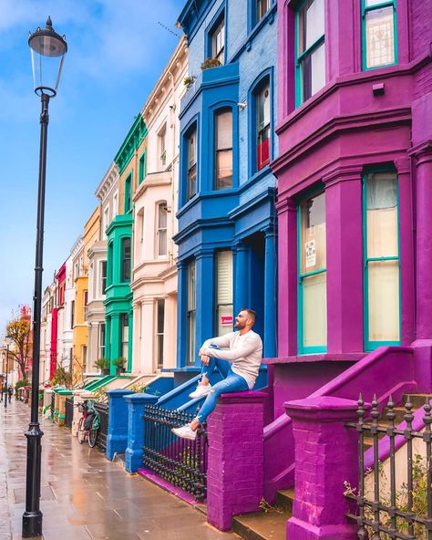 Miguel Ángel on Instagram: “📍Calle Lancaster en Notting Hill, Londres 🎨 Feliz noche amig@s 💞 🇬🇧 Lancaster Road. Colorful street in Notting Hill, London.  H a p p y…” Painted Victorian House, Nothing Hill, Churros Con Chocolate, Instagram Places, Notting Hill London, Ariel Winter, Love London, London Places, Voyage Europe