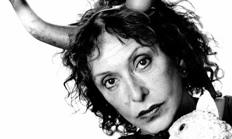 Carolee Schneemann in 1995. Carolee Schneemann, Feminist Artist, Los Angeles Museum, Celebrity Culture, Women Writing, Women Artists, Male Artist, Performance Artist, T Art