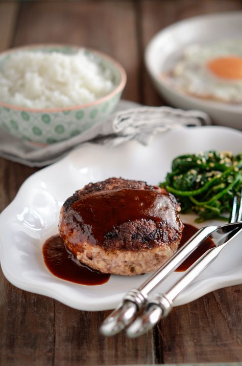 Hambak steak is the Korean-style Salisbury steak, similar to Japanese Hambagu. The addition of fried egg on top enhances the rich red wine sauce and the velvety texture of the steak. Japanese Hamburger Steak, Japanese Hamburger, Hamburger Steak Recipes, Country Recipes, Hamburger Steak, Red Wine Sauce, Hamburger Patties, Salisbury Steak, Western Food