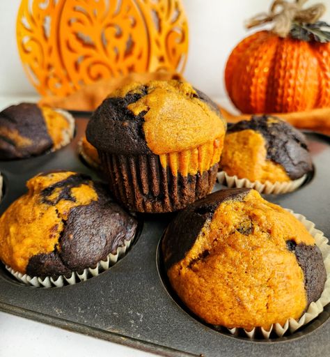 Chocolate Pumpkin Muffins - Jessie Bakes Treats Chocolate Pumpkin Muffins, Bakery Style Muffins, Moist Muffins, Fall Baking Recipes, Best Pumpkin Pie, Chocolate Pumpkin, Halloween Baking, Pumpkin Butter, Fall And Halloween