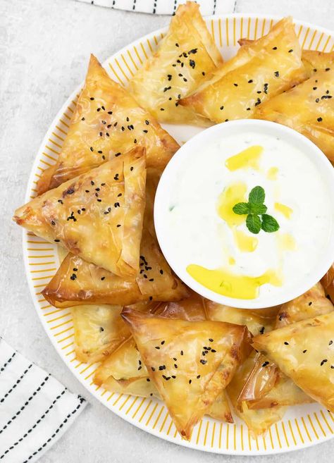 Once you introduce Sambousek With Cheese (Samosa) to your party table, every party will feel incomplete without this baked healthy Samosa. Cheese Sambousek, How To Fold Samosas, Cheese Samosa, Samosas Recipe, Samosa Recipe, Filo Pastry, White Cheese, Casual Dining Restaurant, Flaky Pastry