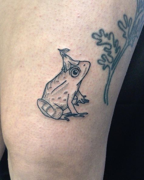 Frog With Flower Hat Tattoo, Floral Frog Tattoo, Critter Tattoo, Small Frog, Frog Tattoos, Crown Tattoo, Flower Hats, Animal Tattoos, Flower Tattoos