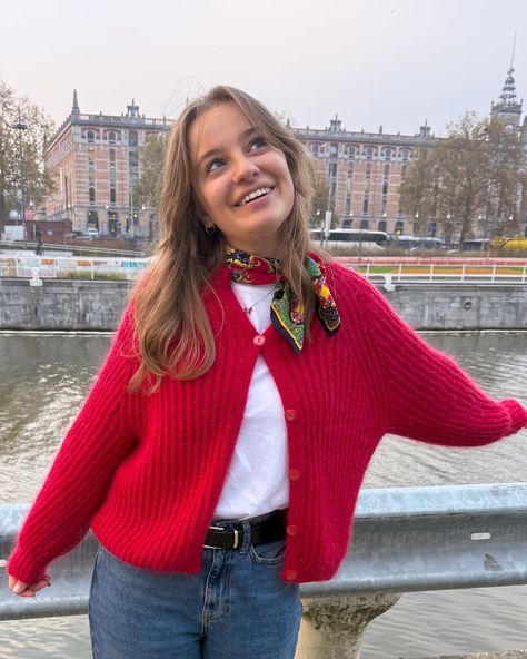 Handknitted sézane cardigan dupe  pattern: #daydreamercardigan by @kutovakika
#redcardigan #redcardiganoutfit #chicoutfit #scarfoutfit #knitoutfit #aestheticknit Colourful Cardigan, Colored Cardigans, Red Cardigan, Knit Crochet, Knitting, Crochet, Pattern, Red, How To Wear