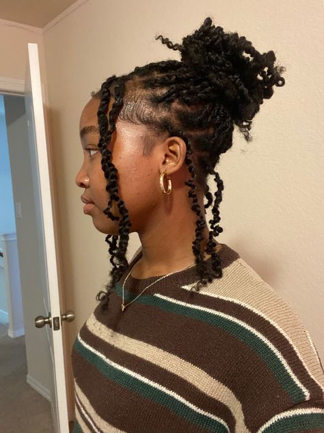 Black Women Twist Hairstyles Natural, Black Woman Twist Hairstyles, Hairstyles On Twists, Hairstyles To Do With Mini Twists, Twist Ideas For Black Women, Short Black Girls Hairstyles Braids, Medium Length Mini Twists, Hairstyle For Twist, Styles For Natural Twist