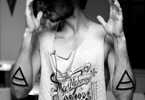 Jared Leto Triad Tattoo, Triangle Tattoo Meaning, Tattoo Wallpaper, Tatuagem Masculina Pequena, Triangle Tattoos, Simple Tattoo Designs, Geniale Tattoos, Small Tattoo Designs, 30 Seconds To Mars