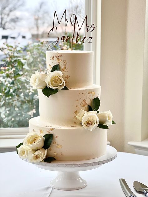 Simple Wedding Cake White And Gold, Modern Wedding Cake 2 Tier, 3 Tier Cake Designs, Garden Wedding Cakes, Minimalistic Wedding Cake, Winter Wedding Cake Ideas, Wedding Cakes Gold, Wedding Cakes Romantic, Wedding Cake Romantic