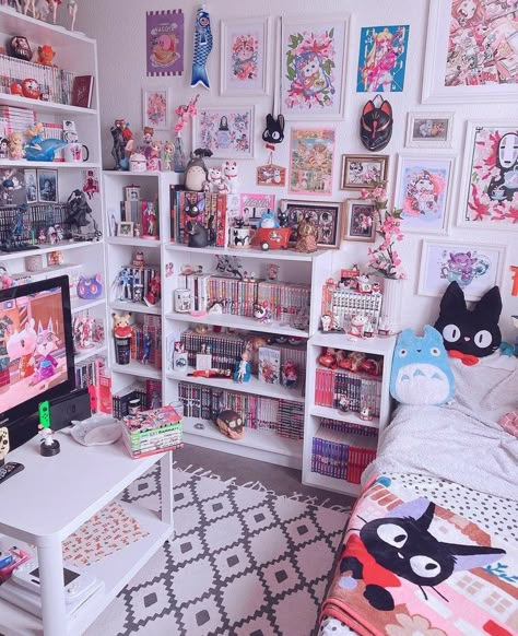 Anime Room Ideas, Anime Bedroom Ideas, Manga Shelf, Anime Bedroom, Cool Dorm Rooms, Otaku Room, Room Redesign, Anime Room, Cute Bedroom Decor