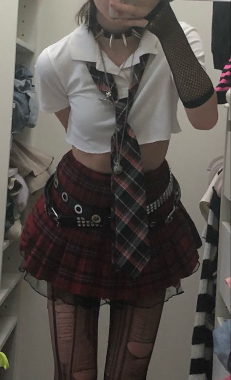 Scene Fem Outfits, Scene Punk Aesthetic, School Emo Outfits, Goth Uniform Outfit, Alt Outfits With Ties, Double Belt Outfits Emo, Alt Outfits Fem, Gothic Outfit Ideas For School, Goth Scene Outfits