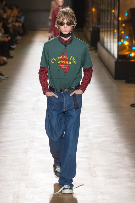 Dior Homme | Menswear - Autumn 2018 | Look 27 Men Fashion Show Outfit, 2006 Mens Fashion, Model Men Runway, 2002 Fashion Men, Mens Fashion Editorial Photography, Red Clothes Men, Menswear 2023, Y2k Mens Fashion, Nyc Street Fashion