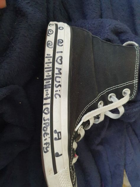 Converse Writing On Shoes Aesthetic, Things To Draw On Converse Easy, Stuff To Draw On Converse, Decorating Converse Shoes Diy, Converse Ideas Drawing, What To Draw On Converse, Things To Draw On Your Shoes, Things To Draw On Your Converse, Writing On Converse