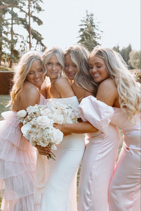 Bridesmaids With Bride Photos, Wedding With 3 Bridesmaids, Wedding Photography Bride And Bridesmaid, Bride With 2 Bridesmaids, Wedding Photoshoot Bridesmaids, Bridemates Photoshoot, Cute Getting Ready Wedding Pictures, Bridal Party Photos 3 Bridesmaids, Bridesmaids Photo Poses