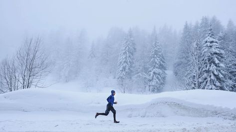 When it comes to winter running clothing, layering and the right accessories of hat and gloves or mittens helps a lot, as does a healthy circulatory system. Winter Exercise, Winter Running Outfit, Running In Snow, Women Runners, Running In Cold, Winter Fitness, Running In The Dark, I Love To Run, Active Style