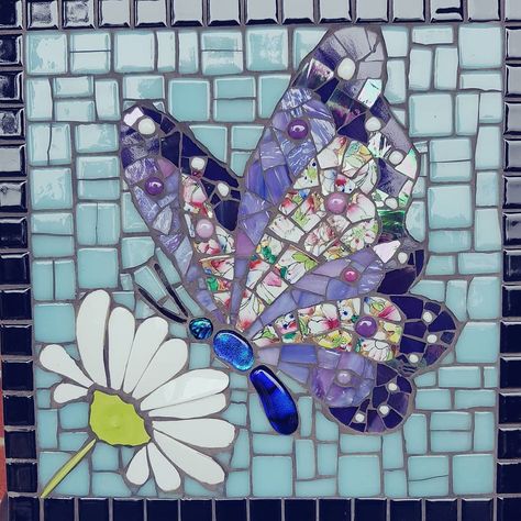 Clay Trays, Mosaic Tutorial, Cement Ideas, Mosaic Tiles Crafts, Butterfly Mosaic, Mosaic Art Diy, Mosaic Flower Pots, Garden Tiles, Mosaic Animals