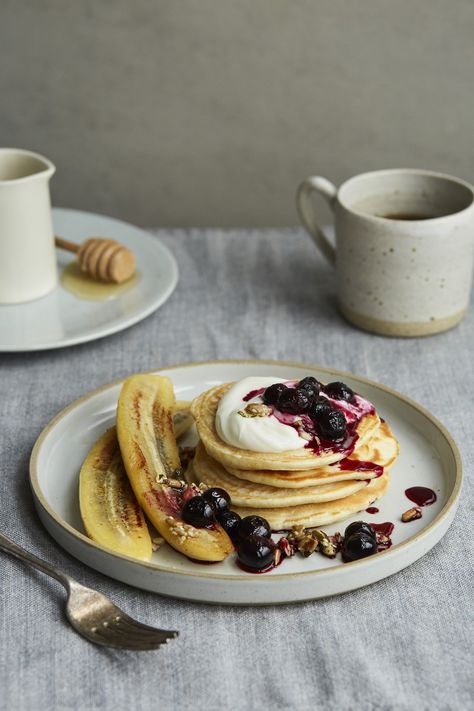 Tom Daley’s Banana and Blueberry Pancakes Pancake Plating, Crepe Dessert, Bugatti Super Sport, Yorkshire Food, Savoury Pancake Recipe, Low Calorie Keto, Banana Blueberry Pancakes, Yummy Pancake Recipe, Berry Pancakes