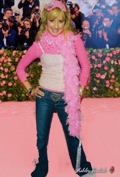 2000s Red Carpet Looks Disney, Throwback Y2k Outfits, Disney Chanel 2000 Outfits, Disney Channel Red Carpet 2000, Disney Channel Fashion 2000s, Disney Channel Outfits Fashion, Disney Red Carpet 2000s, Y2k Club Fits, Y2k Red Carpet Fashion