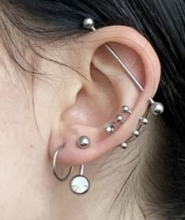 Emo Ear Piercings, Punk Ear Piercings, Triple Ear Piercing Ideas, Eat Piercings, Piercing Combinations, Triple Ear Piercing, Constellation Piercings, Types Of Ear Piercings, Piercing Inspo