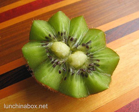 How to make zig-zag kiwi fruit How To Cut Kiwi, Fruit Presentation, Baby Lunch, Diy Breakfast, Fruit Lunch, Bento Lunches, Kitchen Skills, Charcuterie Inspiration, Creative Food Art