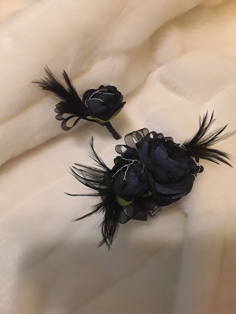 Black And Navy Corsage, Dark Blue Corsage, Navy Blue Corsage, Prom Corsage Blue, Corsage Flowers, Black Corsage, Blue Corsage, Prom Corsages, Homecoming Corsage