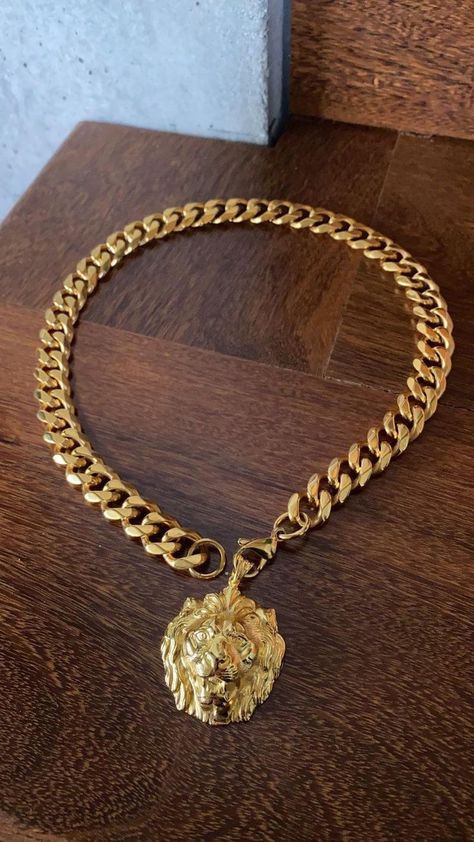 Chain Necklace Outfit, Fantasy Jewelry Magic, Gold Necklace For Men, Gold Bracelets Stacked, Dope Jewelry Accessories, Lion Necklace, Modern Gold Jewelry, Chic Sunglasses, Princess Jewelry