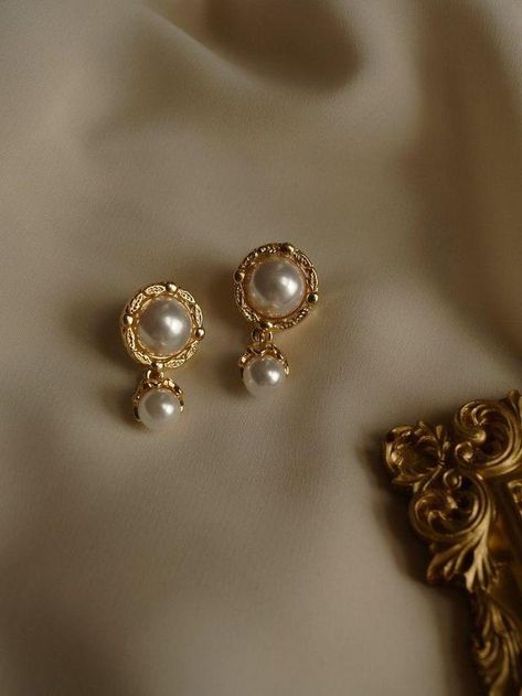 Editorial Accessories, Jewelry 2000s, 2000s Accessories, Pearl Earrings Designs, Small Earrings Gold, Accessories Editorial, Gold Earrings Models, Pearl Jewelry Design, Gold Necklace Indian Bridal Jewelry