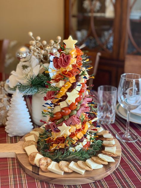 Charcuterie Xmas Tree, Bring A Board Christmas, Standing Christmas Tree Charcuterie, Charcuterie Board Ideas Christmas Tree, Christmas Lunch Ideas Holiday Parties, Christmas Charcutertree, Office Christmas Party Food, Winter Finger Foods, Fun Christmas Dinner Ideas