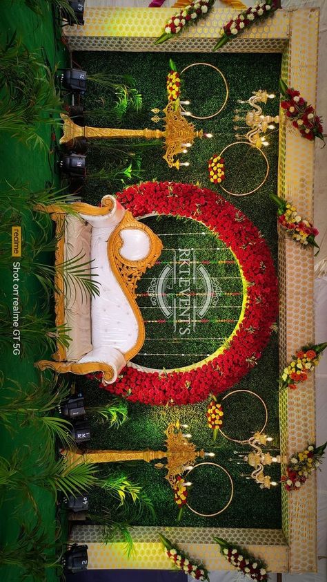 Reception Stage Decoration Backdrops, Stage Decorations Wedding, Stage Decoration Photos, Leaf Decor Wedding, Haldi Decoration Ideas, Small Wedding Decor, Engagement Stage Decoration, Reception Stage Decor, Simple Stage Decorations