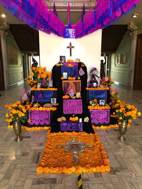 Ideas para hacer tu altar de muertos... - 1 millón de ideas Mexican Ofrenda Ideas, Ofrendas Ideas, Dia De Los Muertos Crafts Ideas, Dia De Los Muertos Decorations Ideas, Altar Ideas, Grave Decorations, Home Altar, Mexican Party, Mexican Culture