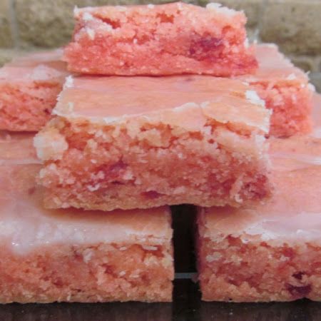 These #strawberry #brownies are a fun, out of the ordinary recipe! Get the recipe here: Strawberry Brownie, Easy Summer Dessert Recipes, Cake Brownie, Strawberry Brownies, Strawberry Cake Mix, Brownie Desserts, Easy Summer Desserts, Mix Recipes, Summer Dessert Recipes