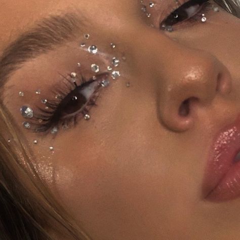 Jewel Makeup, Maquillage On Fleek, Concert Makeup, Crystal Makeup, Rhinestone Makeup, Rave Makeup, Smink Inspiration, Makijaż Smokey Eye, Dope Makeup