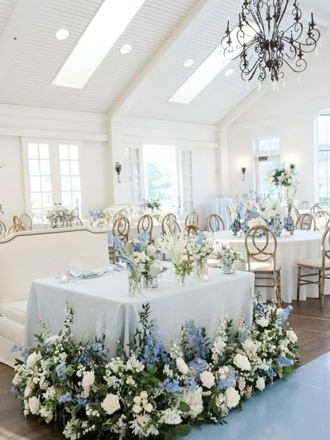 Wedding Decor Romantic, Sweetheart Table Flowers, Effortless Wedding, Blue Wedding Receptions, Table Centerpiece Wedding, Tablescape Wedding, Elegant Wedding Decor, Blue Wedding Decorations, Elegant Wedding Themes