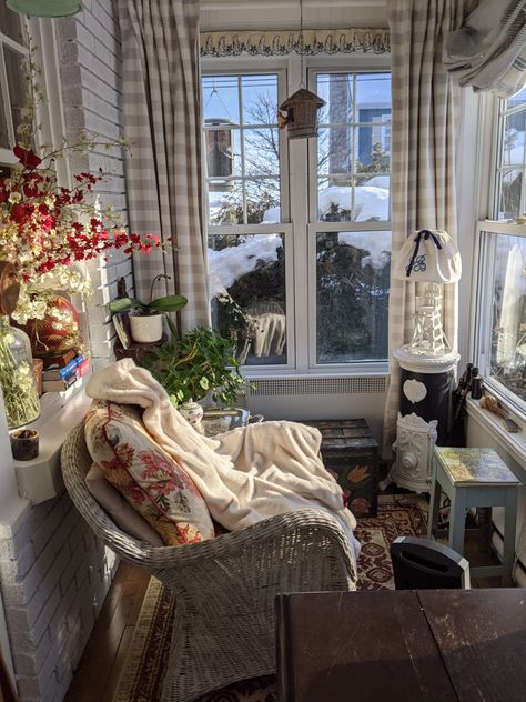 Grandma Apartment Aesthetic, Cottage Core Balcony, Cottage Core Apartment Aesthetic, Cozy Grandma Aesthetic, Granola Grandma Aesthetic, Cozy Grandma House, Grandma Home Aesthetic, Granny Apartment, Cool Grandma Aesthetic