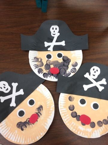 75 Paper plate crafts for kids with pictures. Kids crafts with paper plates for every occasion: animals, hats, activities, holidays, masks and much more! Pirate Preschool, Pirate Activities, Pirate Crafts, Paper Plate Crafts For Kids, Preschool Projects, Nursery Activities, Pirate Art, Daycare Crafts, Paper Plate Crafts