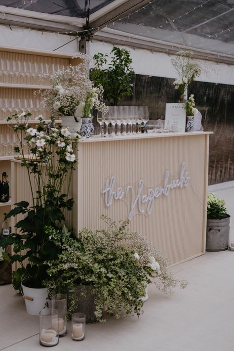 A glamorous backyard wedding in Germany that was all about the party Wedding Bar Display, Outdoor Wedding Bar, Wedding Bar Decor, Bar Aesthetic, Reception Bar, Cocktail Hour Wedding, Event Bar, Bar Set Up, Diy Bar