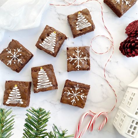 Brownie Decorating Ideas, Holiday Bakes, Decorated Brownies, Brownie Vegan, Christmas Pastries, Christmas Brownies, Gold Sprinkles, Brownies Recipe, Christmas Sweets