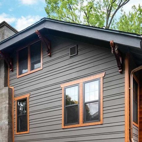 Mantis Design + Build on Instagram: "Notice anything different about this siding?  Most lap siding is installed in even rows, but we wanted something a little more organic here.  Could we find a way to mimic the natural striations of the earth?  We used various sizes of Hardie fiber cement siding and installed them in a randomly structured pattern that looks completely cohesive to the eye. . . . .  #minnesota #minneapolis #twincities #saintpaul #exteriordesign #designbuild #minneapolisarchitecture #craftsmanhome #zen #minneapolisdesign #build #backyard #design #siding #hardieboard #sidingdesign #sidinginstaller #organicarchitecture #organicdesign" Lap Siding Exterior, Mixed Siding Exterior, Vertical Siding Exterior, Exterior Insulation, Wood Siding Exterior, Siding Ideas, Clapboard Siding, Siding Options, Fiber Cement Siding