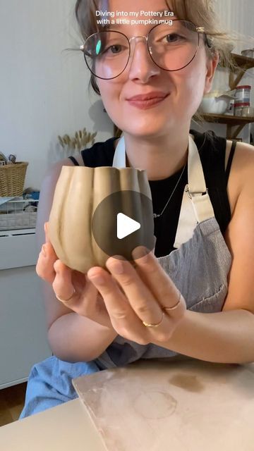 Hand Coiled Clay Mugs, Pottery Mug Tutorial, Hand Built Pottery Halloween, Pumpkin Mug Pottery, Mixed Clay Pottery, Pottery Making Ideas For Beginners, Thanksgiving Pottery Ideas, Handmade Mug Ideas, Clay Mugs Ideas