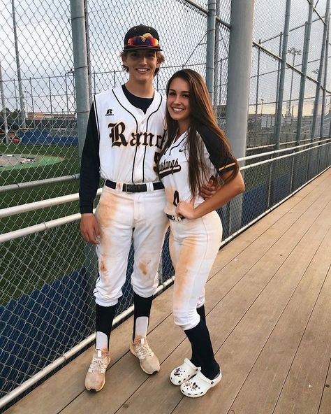 ❃ᴠsᴄᴏ ᴠɪʙᴇs❃ on Instagram: “baseball and softball couples are so cute🥰” Ropa Color Neon, Halloween Costume Couple, Baseball Boyfriend, Couple Tumblr, Baseball Couples, Best Couples Costumes, Sports Couples, Dylan Sprouse