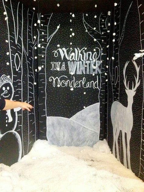 Winter Wonderland Photobooth, Home Decor Ideas Paper, Paper Flower Wall Hanging, Christmas Classroom Door, Winter Wonderland Decorations, Wall Hanging Ideas, Dance Decorations, Winter Dance, Potato Flakes