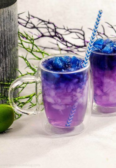 Galaxy Cocktail, Clear Mug, Pea Flower Tea, Butterfly Pea Flower Tea, Colorful Drinks, Natural Food Coloring, Tea Cocktails, Themed Drinks, Butterfly Pea Flower