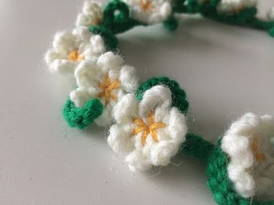 IMAGINARY WARDROBE: Daisy Flower Crown Crochet Daisy Crown, Crochet Flower Crown Pattern, Crochet Flower Crown Pattern Free, Flower Crown Crochet, Crochet Flower Crown, Daisy Flower Crown, Daisy Crown, Crochet Crown, Hippie Crochet