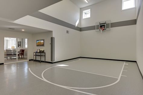 Home Garage Gym Ideas, Basketball Court Ideas, Basketball Court Design, Rec Room Basement, Home Garage Gym, Backyard Court, Indoor Sports Court, Simulator Room, Home Basketball Court