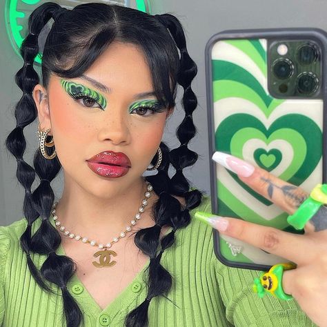 𝔖𝔱𝔢𝔫𝔦𝔢 on Instagram: “🍀💚Lucky charm🍀💚 Happy Monday! I hope you all have a lucky week, another green look because why not?!? This look reminds me of my favorite…” Bubble Braids Hairstyle, Bubble Makeup, Bubble Hairstyle, Hairstyle Aesthetic, Accessories Y2k, Faux Loc, Phone Case Inspo, Hairstyles Bubble, Bubble Braids