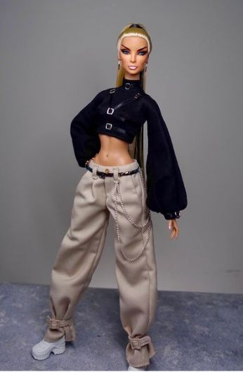 Streetwear Barbie, Barbie Pants Pattern, Barbie Tracksuit, Barbie Fashion Model Collection, Barbie Doll Casual Outfits, Dress Barbie Doll, Barbie Model, Preformance Outfits, Barbie Fashionista Dolls